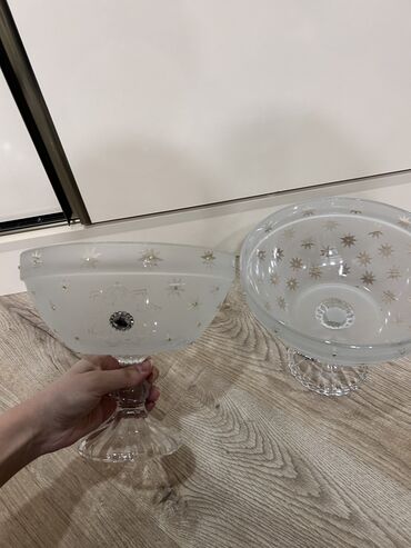 Digər içki üçün qablar: Bokal dəsti. Yenidir. 6 bokal, 1 vaza, 2 mürəbbə qabı, 1 grafin, 2 — 15
