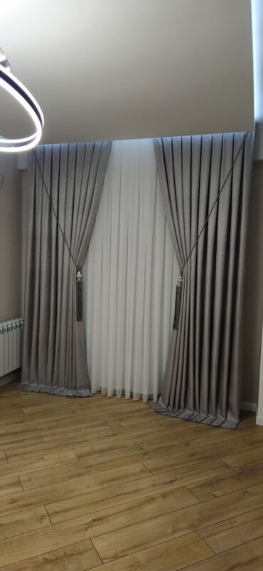 Parçalar: Ağ rəngli, nazik, şəffaf parçadır. Üzərində həndəsi naxışlar var — 16