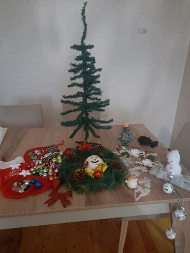 nərdivan üzərində şaxta baba: Yeni il bəzəkləri və süni şam ağacı dəsti Dəst daxilində: - Süni şam