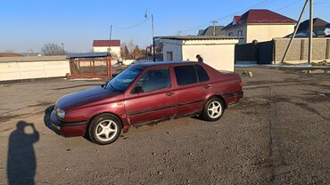 дешевые машыны: Седан Volkswagen Vento красного цвета. Автомобиль оснащен четырьмя