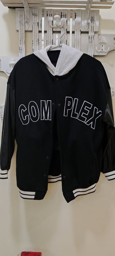 uzun jaketlər: - Məhsul: Qara “COMPLEX” yazılı varsity stilində jaket - Dizayn: Ön
