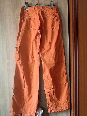 split ender cena: Narandžaste cargo pantalone širokog kroja, u odličnom stanju - Model — 3