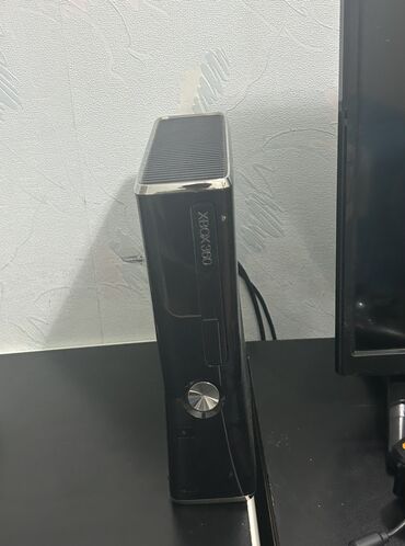 Xbox 360 & Xbox: Xbox 360 slim modeli uzerinde 2 eded orginal pult kinect kamera ve 12
