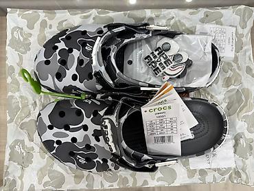 jibbitz: Crocs Classic в камуфляжном принте (серо‑чёрная расцветка). - Модель — 2