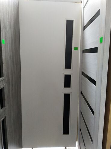 xam mdf: Ağ rəngli qapı müasir dizaynı ilə seçilir. Şaquli istiqamətdə yerləşən