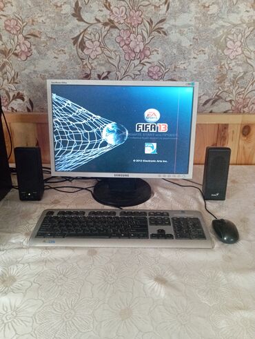 рам: FIFA 13 oyununun yükləndiyi Samsung monitoru, klaviatura, siçan, iki