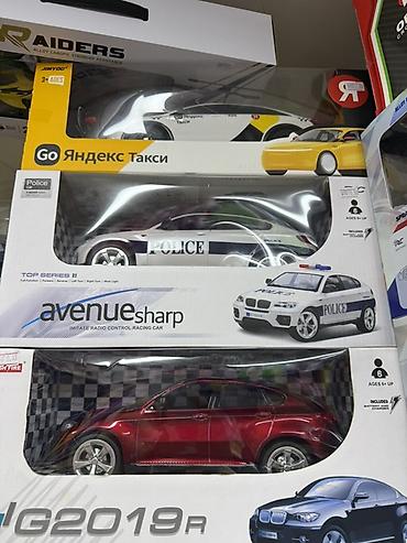 Игрушечные радиоуправляемые автомобили в коробках. В наборе