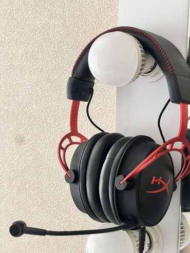 hyperx cloud 2: Игровая гарнитура HyperX в черно-красной цветовой гамме с микрофоном