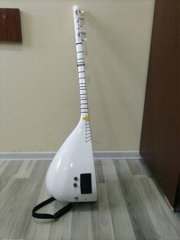 Gitaralar: Saz ag milli sazdi.Real alicilar narahat etsin.Cox gozel tembri var