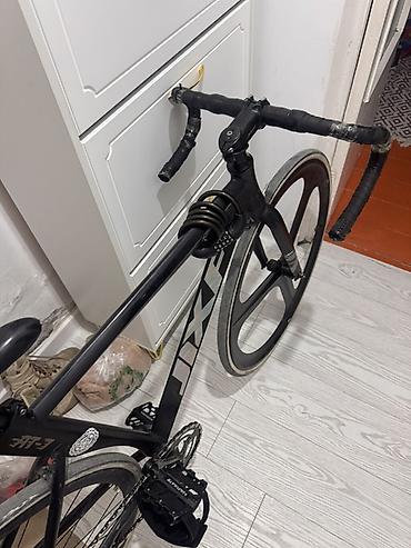 карбоновое колесо: Фикс-байк (fixed gear) с трековой посадкой и аэродизайном. Основные — 1
