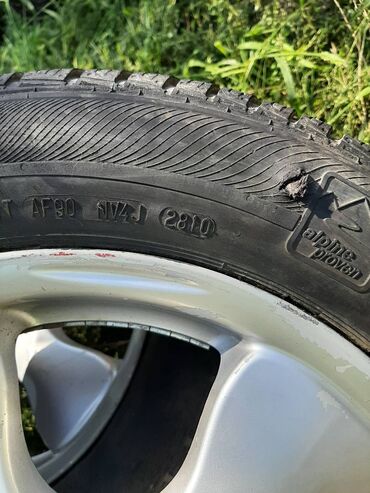 Gume i felne: 4 komada alu felne r15, sa 2 skoro nove i 2 polovne zimske gume. Na — 18