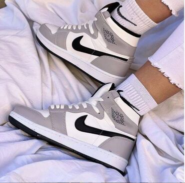 Patike: Jordan air 1 duboke jordanke

Novo
Brojevi 36 do 40 — 2