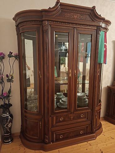 susə dolab: Klassik üslubda zövqlü qonaq otağı mebel dəsti Tərkibi: - Geniş — 2