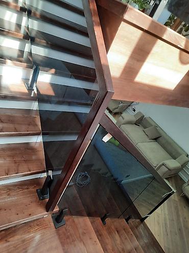 Изготовление перил: Элегантная винтовая лестница с перилами, выполненными из комбинации — 8