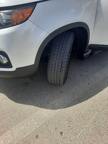 Kia: Kia Sorento TLX, ağ rəngli, 5 qapılı SUV. Xüsusiyyətlər və təchizat — 5