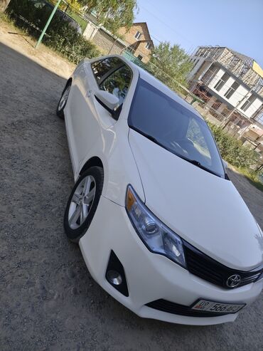 туманник камри 30: Белый седан Toyota Camry. Автомобиль оснащен литыми дисками и имеет