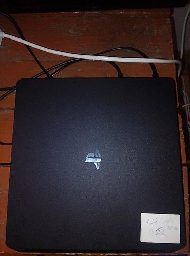 el konsolu: PlayStation 4 Slim oyun konsolu - Rəng: Qara, üst hissədə PS loqosu - — 1