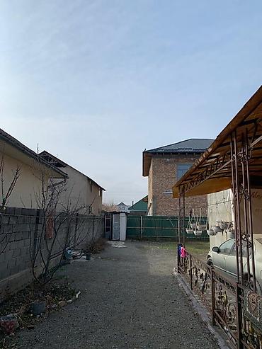 Продажа коттеджей и домов: Продаётся двухэтажный кирпичный дом с закрытым двором и навесом. В ж/м — 11