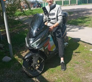 Honda: Мопед макси сатылат 86000 2 ай айдалган болуп төлөө менен да болот без