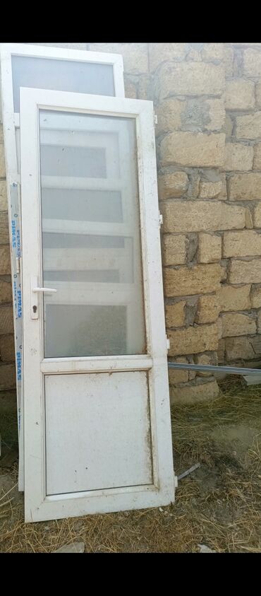 şüşə alışı: 2 ədəd plastik qapı.aşağı plastik yuxarısı şüşə.sınığı qırığı