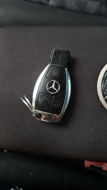 pioner pultu: Mercedes-Benz avtomobil açarı. Qara rəngdədir, üzərində Mercedes-Benz
