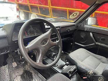 VAZ (LADA): LADA 4x4 (Niva) – mavi rəngli, 3 qapılı off-road SUV. Xüsusiyyətlər — 7