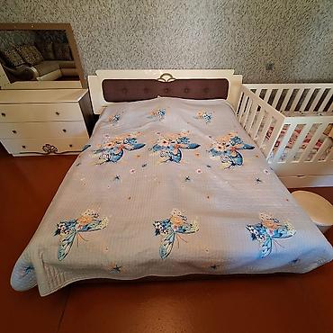yataq dəsti işlənmiş: Ağ-qəhvəyi rəng palitrasında, klassik naxışlı dəst mebellər Dəstə — 2