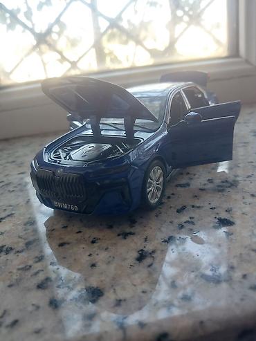 oyuncaq bmw: Mavi rəngli BMW 760 model avtomobil maketi. Real avtomobil dizaynına — 2