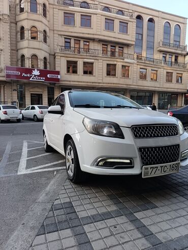 фольксваген б5 1 8 турбо: Ağ rəngdə kompakt sedan. Xüsusiyyətlər: - Kuzov: 4 qapılı sedan, ağ
