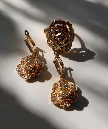 золотая подвеска: Позолоченный комплект, серьги и кольцо, с фианитами. Размер кольца 18