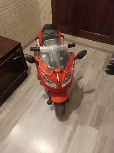 Uşaq üçün elektrik maşınları: Qırmızı rəngdə olan bu uşaq motosikleti, balaca sürücülər üçün