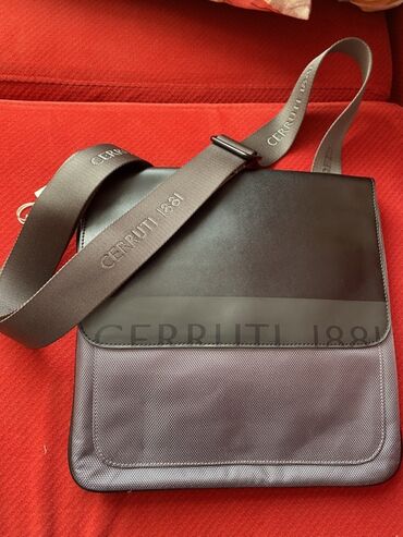 Eynəklər: CERRUTI 1881 çiyin çantası - Rəng: tünd boz/qaranlıq antrasit tonları