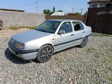 цены на зимние шины в бишкеке: Седан Volkswagen Jetta серебристого цвета, представленный на