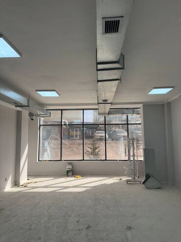 Офисы: Сдаю Офис, 350 м², В жилом комплексе, С видом на горы, 1 линия, С отдельным входом