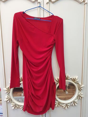 Dəstlər, kostyumlar: Qadın üçlü dəst – qara rəngdə, ağ kvadrat naxışlı. - Dəst: uzun -da lalafo.az — 13 Dəstlər, kostyumlar: Qadın üçlü dəst – qara rəngdə, ağ kvadrat naxışlı. - Dəst: uzun — 13