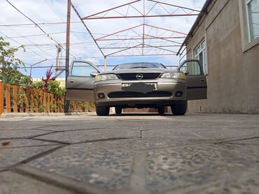 niva qapi: Opel Vectra sedan Xüsusiyyətlər: - Kuzov: 4 qapılı sedan, qızılı/boz