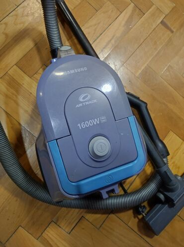 colossus štapni usisivač: Usisivač SAMSUNG na posudu . 1600w Ispravan dobar . Vuče kao lud