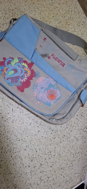 Məktəb çantaları: Fərqli ölçü və dizaynlarda uşaq çantaları dəsti. Çantalar müxtəlif — 8