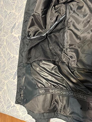 Кышкы спорт: Куртка, DC Shoes, Колдонулган, Желдетүү тешиктери, Ички жана тышкы чөнтөктөрү, Эки катмарлуу кездеме — 3