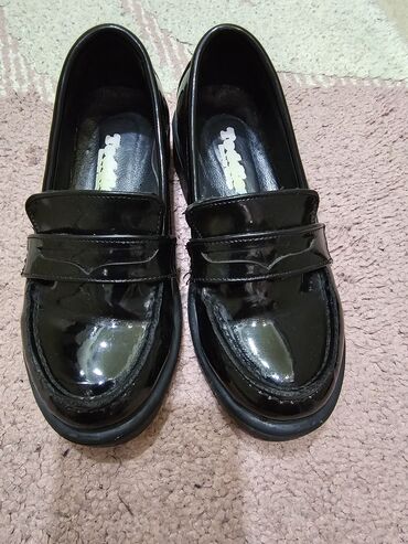 женская обувь лоферы: Лоферы детские 28 размер. лакированный кожанный. идеальное состояние
