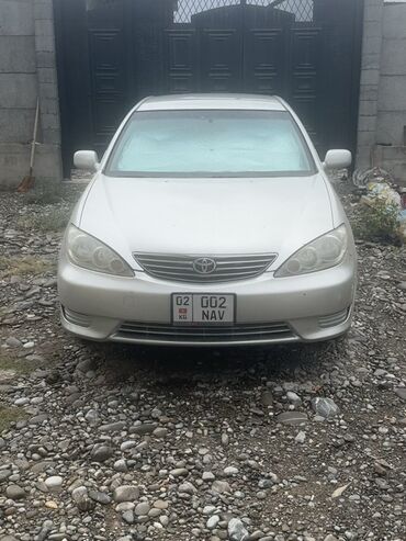 тойота платс: Автомобиль Toyota Camry серебристого цвета. Седан с черным кожаным