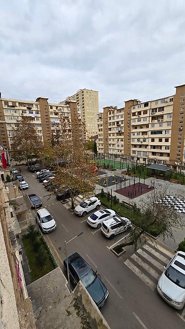 Uzunmüddətli kirayə mənzillər: Satilan mənzil Bakı şəhərində yerləşir və yaşayış binasının orta blok — 9