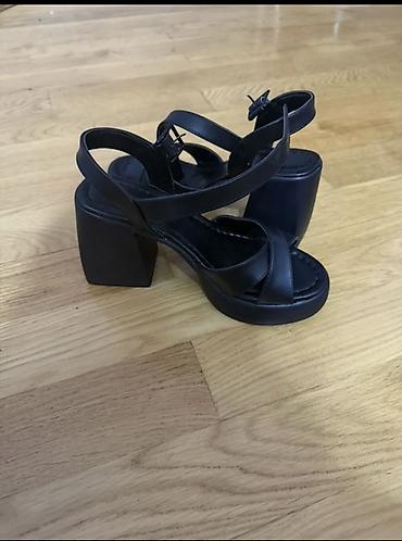 Basanoşka və səndəllər: Qadın üçün qara sandal - Model: qalın dabanlı, platformalı, açıq — 1