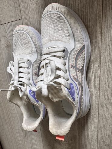 сеточный обувь: Белые кроссовки Asics с сетчатым верхом и шнуровкой. Подходят для