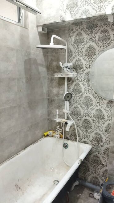 Ванны: Современная ванная комната с отделкой плиткой под мрамор. В стене — 5