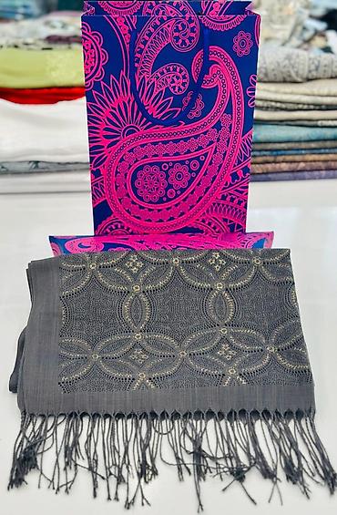 Baş geyimləri: Şarf qutuda - Brend: Louis Vuitton – monoqram naxışlı, təmtəraqlı — 14