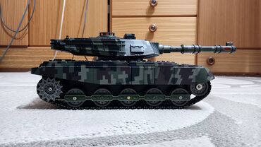 Ostalo: Nov RC tenk. Može da se kreće napred, nazad, levo. desno, da mu se — 17