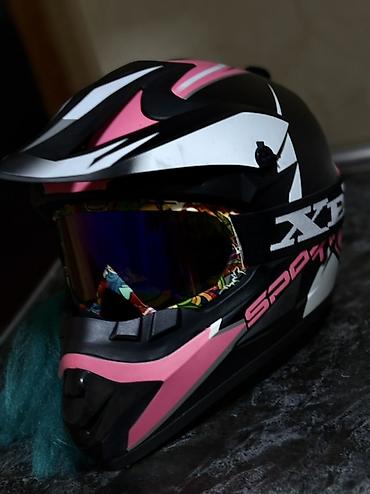 cross moto: Kross/enduro üslubunda motosiklet kaskı. Dizaynı qara, çəhrayı və ağ — 2