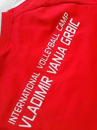 Sportswear: Crvena sportska majica dugih rukava SVN7 (Sportswear), model sa logom — 5