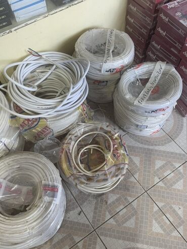 kabel soyan aparat: Ağ rəngdə, müxtəlif ölçülərdə elektrik kabelləri. Bu kabellər elektrik